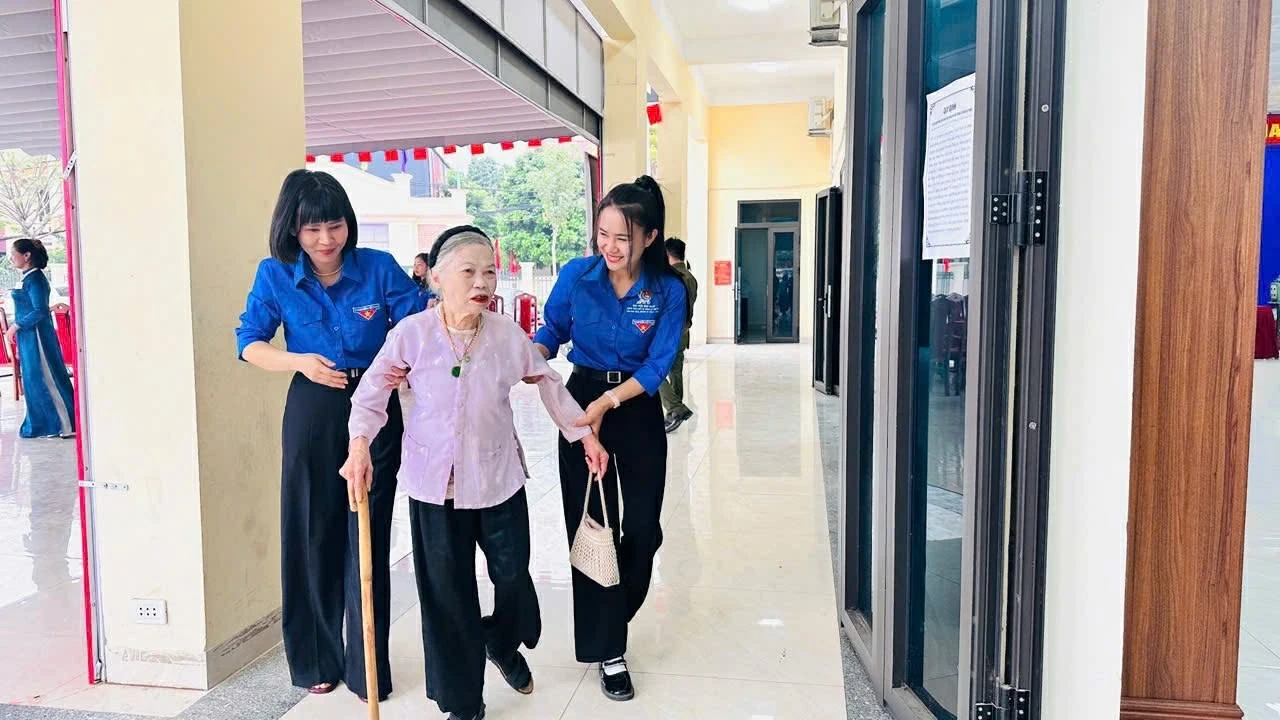 Thanh niên Hà Nội góp sức ngày bầu cử rực rỡ sắc xanh