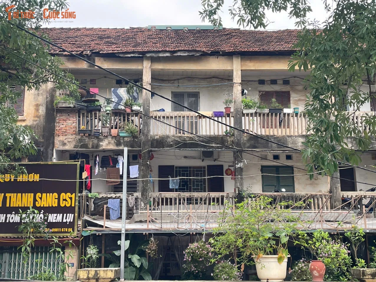 Sống trong khu tập thể 'nứt toác' ở Hà Nội, người dân mong ngày dỡ bỏ