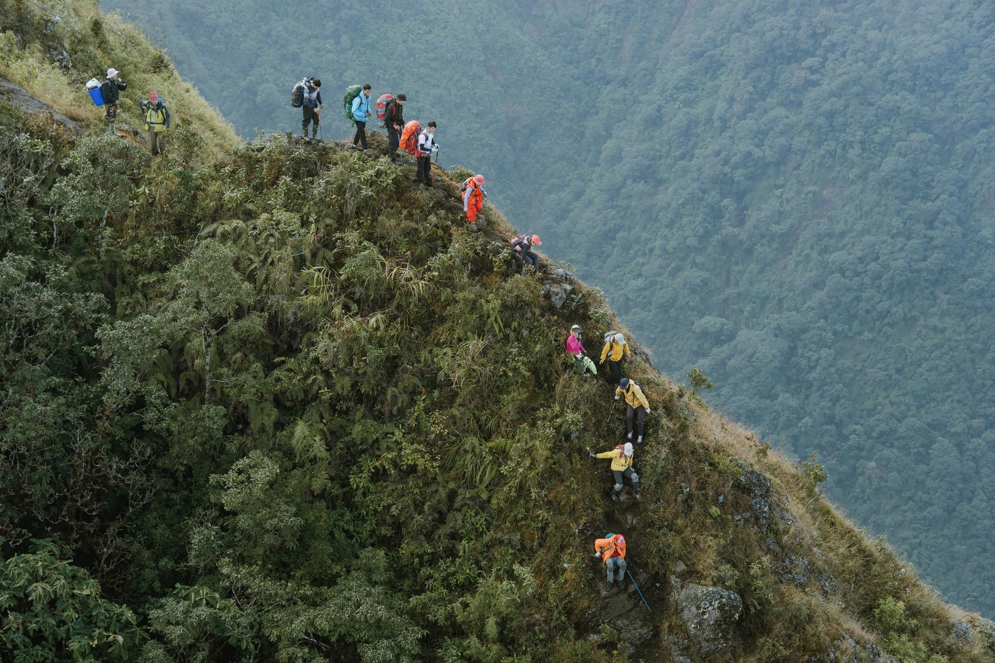 Theo dấu mây trời, chinh phục chuỗi đỉnh núi khắc nghiệt ở Bình Lư
