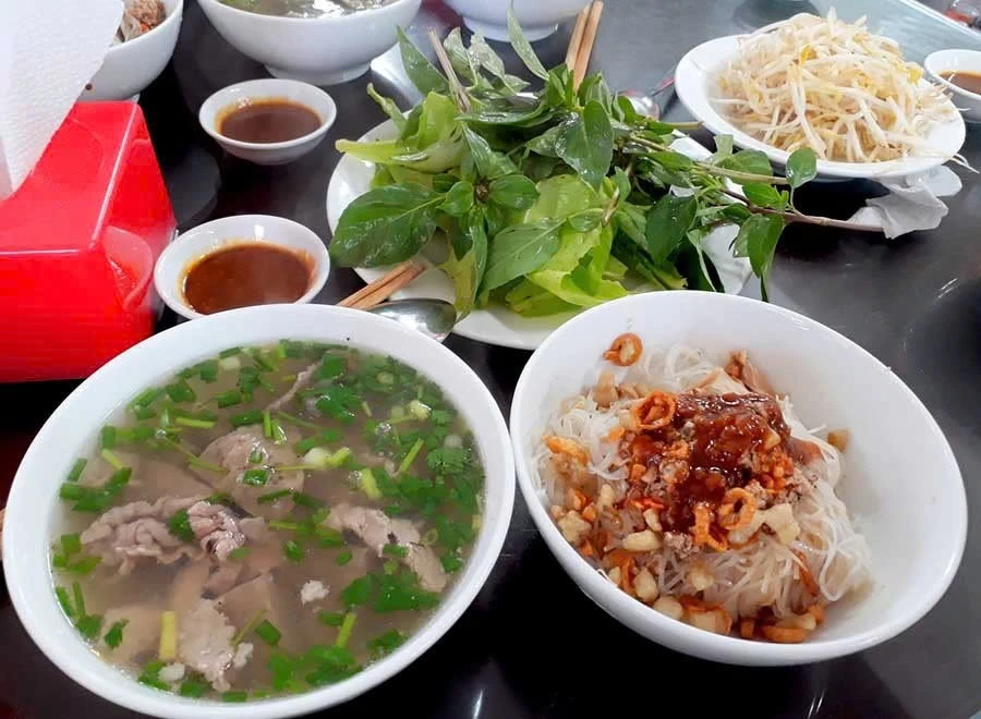 Phở khô 'gọi một được hai' ở Gia Lai, món ngon khiến khách ăn quên lối về