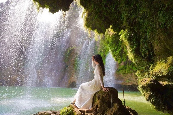 'Săn' hoa Mộc Châu, đừng bỏ lỡ thác nước xanh ngọc bích Chiềng Khoa