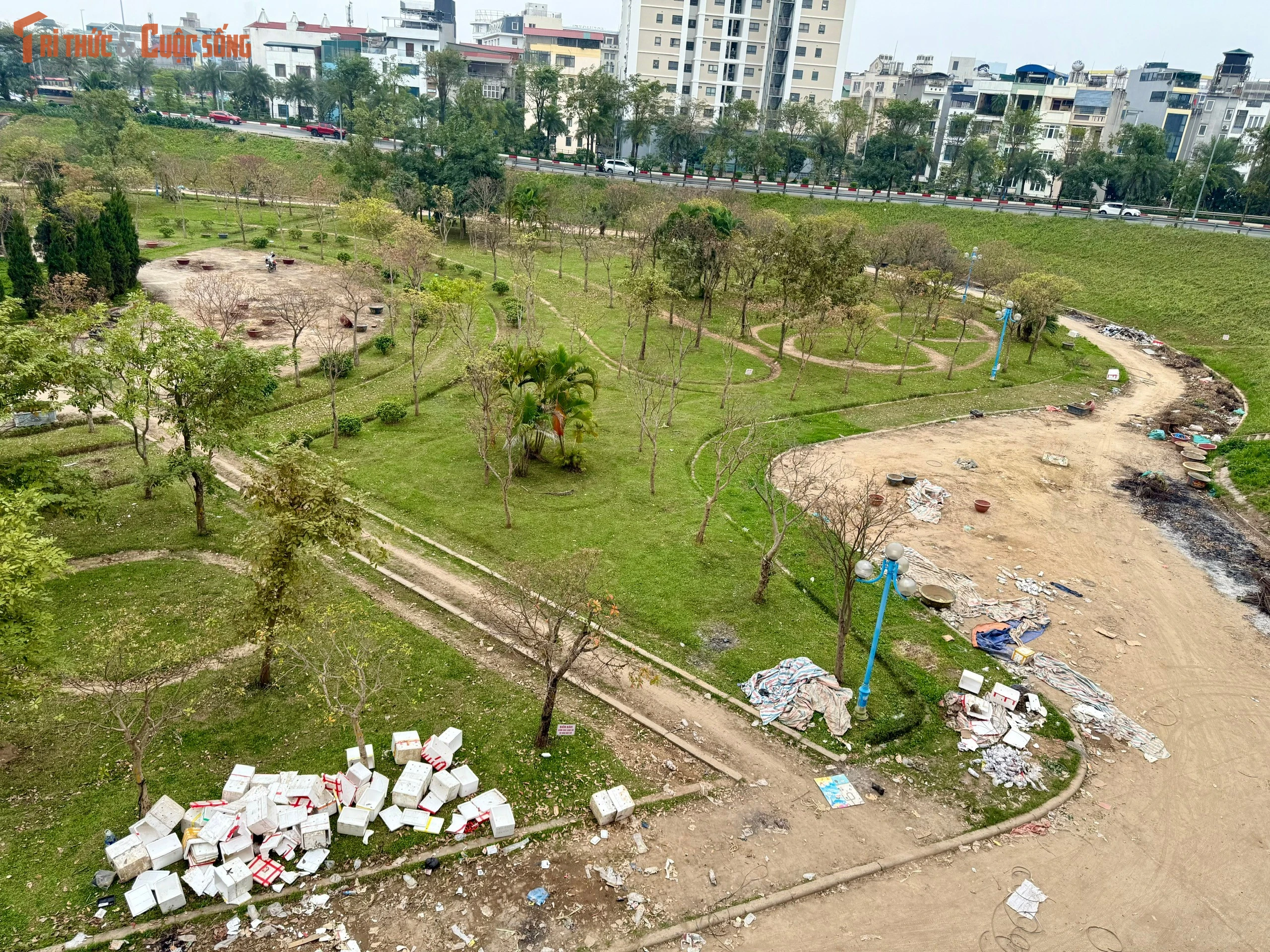 Vườn hoa Nhật Tân rác thải ngổn ngang, nhiều khu vực bị chiếm dụng