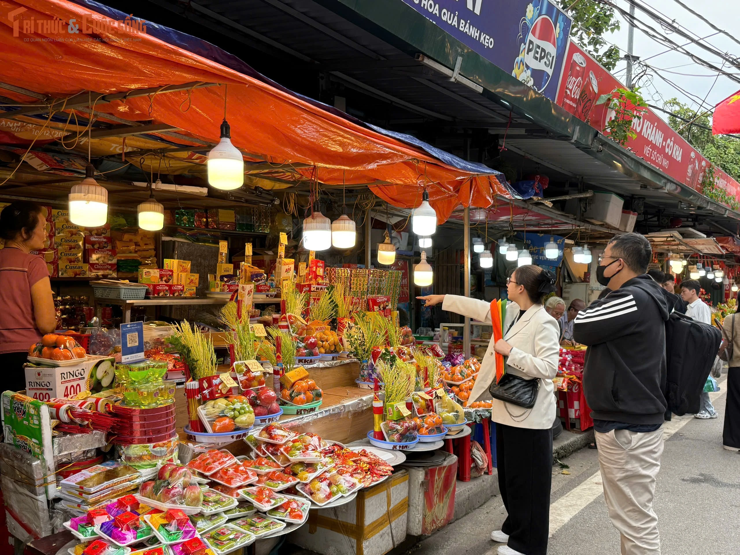 Rằm tháng Giêng, dòng người tìm về Phủ Tây Hồ gửi ước nguyện đầu năm