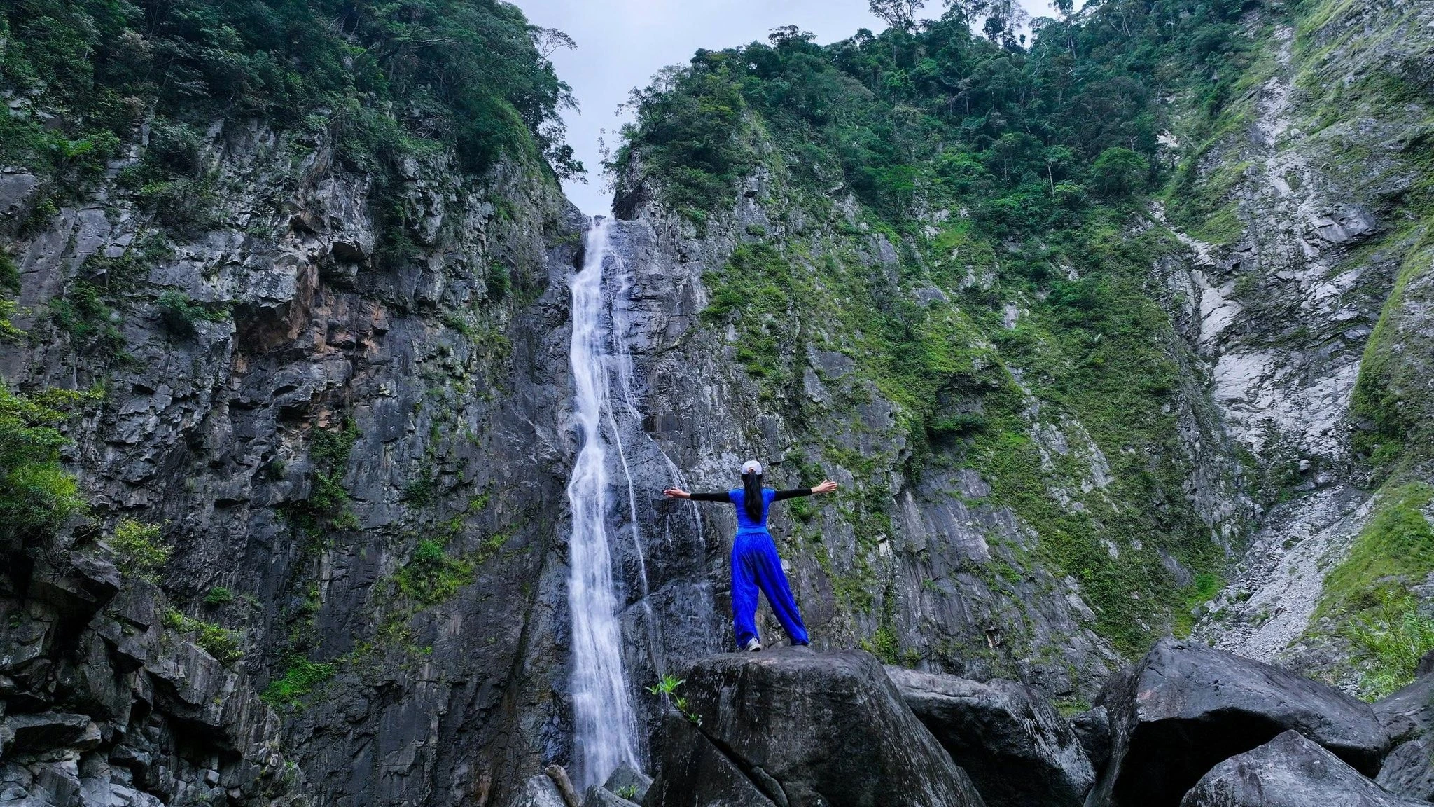 Thác Hùng Ngàn hoang sơ ẩn mình giữa rừng Quảng Ngãi, hút khách mê trekking