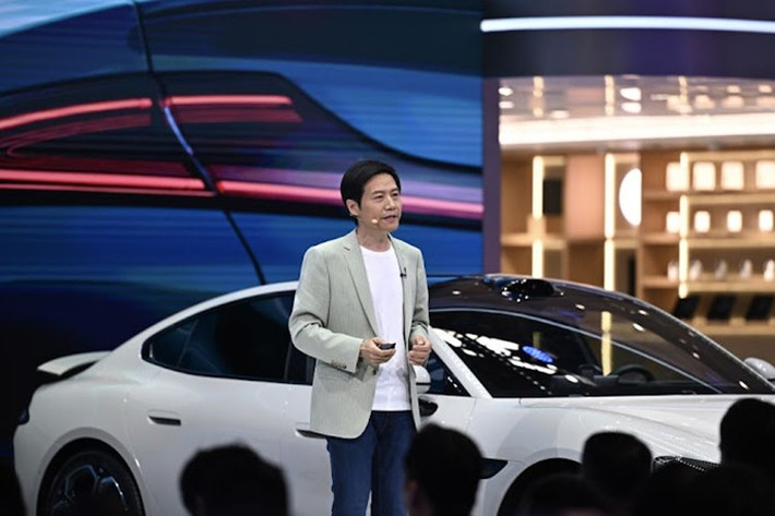 Sự tăng vọt của giá cổ phiếu Xiaomi chủ yếu nhờ vào thành công vang dội từ màn ra mắt mẫu xe điện Xiaomi YU7 được mong đợi từ lâu. Chỉ sau 1 giờ mở bán, mẫu SUV điện này đã ghi nhận 289.000 đơn đặt hàng ở thị trường tỷ dân.