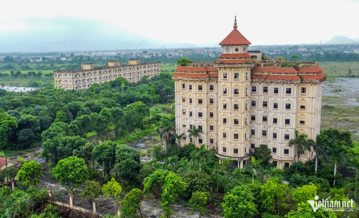 Trường Đại học Hà Hoa Tiên được thành lập năm 2007, hoạt động theo mô hình tư thục. Trường tọa lạc tại vị trí đắc địa, ngay sát Quốc lộ 1A, cách Hà Nội khoảng 48km. Trường Đại học Hà Hoa Tiên là cơ sở giáo dục đại học đa cấp đa ngành, đa loại hình và đào tạo liên thông.