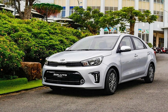 Kia Soluto MT: 386 triệu đồng Là một trong những mẫu sedan lắp ráp trong nước có giá rẻ nhất, Kia Soluto MT được bán với mức giá 386 triệu đồng, hướng đến khách hàng cá nhân và các đơn vị kinh doanh vận tải nhỏ lẻ nhờ mức đầu tư thấp và thiết kế dễ vận hành. Mẫu xe sở hữu kích thước tổng thể dài 4.300 mm, rộng 1.700 mm và cao 1.460 mm; chiều dài cơ sở ở mức 2.570 mm; khoảng sáng gầm 150 mm.