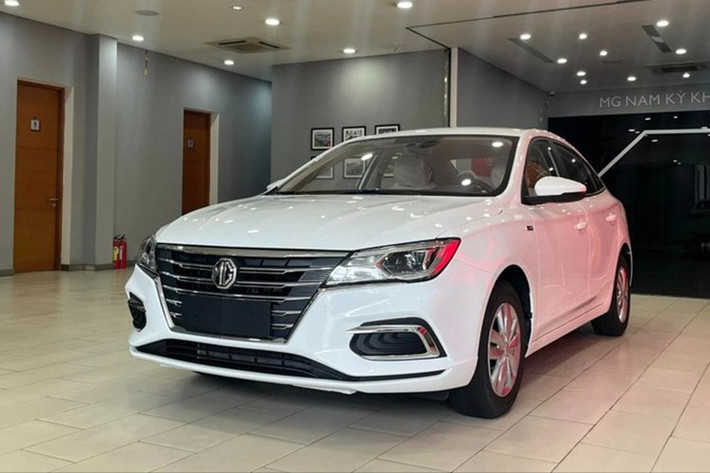 New MG5 MT: 399 triệu đồng Được định vị ở phân khúc sedan cỡ C nhưng New MG5 MT lại có giá ngang xe hạng A. New MG5 MT nổi bật với kích thước 4.601 x 1.818 x 1.489 mm, chiều dài cơ sở 2.680 mm. Xe được trang bị động cơ xăng 1.5L cho công suất 113 mã lực và mô men xoắn 150 Nm, đi kèm hộp số sàn 5 cấp.