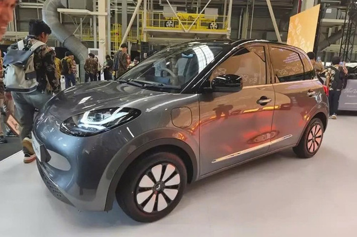 Ngoại thất của Wuling Bingo Lite 2026 vẫn giữ kiểu đèn giống bản Pro, nhưng hệ thống chiếu sáng dùng bóng Halogen và ốp mâm đơn sắc. Nội thất của bản Lite dùng tông màu nâu Mocha Latte. Khác với bản Pro, Bingo Lite dùng chất liệu nỉ cho ghế và tapi cửa, tạo cảm giác cổ điển.