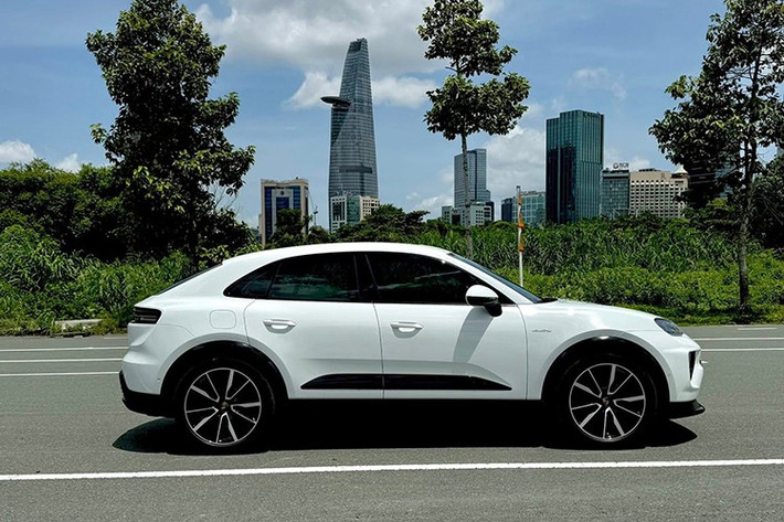 Cụ thể, chiếc xe Porsche Macan 4 2024 rao bán trên sàn xe cũ này đã chạy gần 5.000 km, xe mang ngoại thất màu trắng và nội thất đỏ, cái giá phải trả cho xe là 4 tỷ đồng, có thương lượng nhẹ. Hiện tại, giá xe Porsche Macan 4 EV tại Việt Nam theo diện chính hãng là 3,63 tỷ đồng.