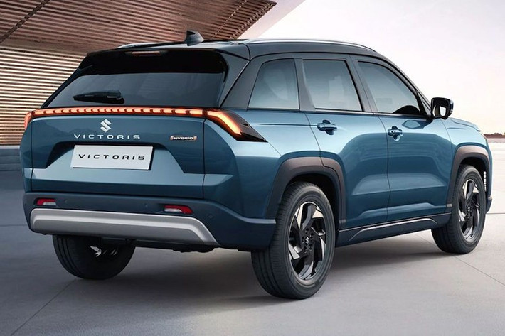 Mặc dù kích thước tương đương Grand Vitara, Victoris lại sở hữu thiết kế hoàn toàn mới. Phía trước, xe sở hữu đèn pha LED lớn hơn, lưới tản nhiệt thanh mảnh và các hốc gió cản xe liền mạch phía trên tấm ốp gầm kín đáo.