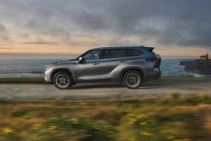 Điều này dẫn đến một nghịch lý: Highlander hiện có giá cao hơn cả Grand Highlander – mẫu SUV ba hàng ghế rộng rãi hơn. Grand Highlander bắt đầu từ 41.360 USD, và ngay cả bản AWD cũng chỉ có giá 42.960 USD.