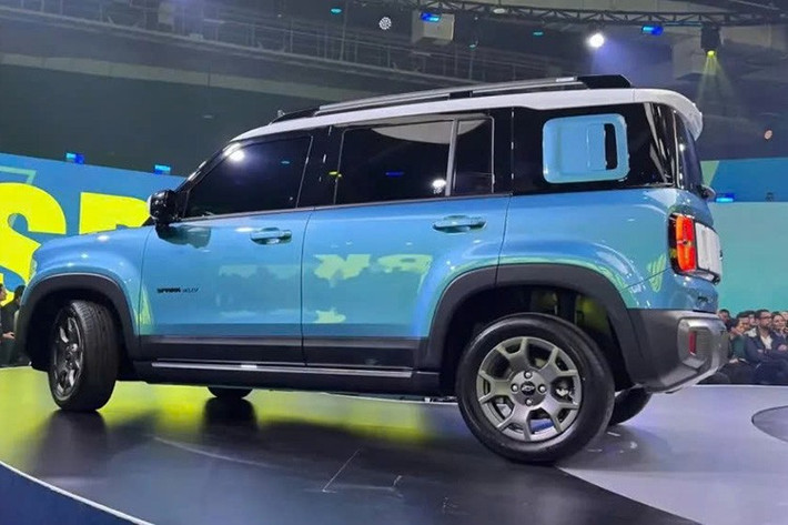Nếu như Captiva EV được ra đời từ Wuling Starlight S thì Chevrolet Spark EUV lại dựa trên Baojun Yep Plus. Đây chính là mẫu SUV thuần điện đô thị của Trung Quốc sẽ được bán tại thị trường Việt Nam trong tương lai, theo xác nhận trước đó của TMT Motors.