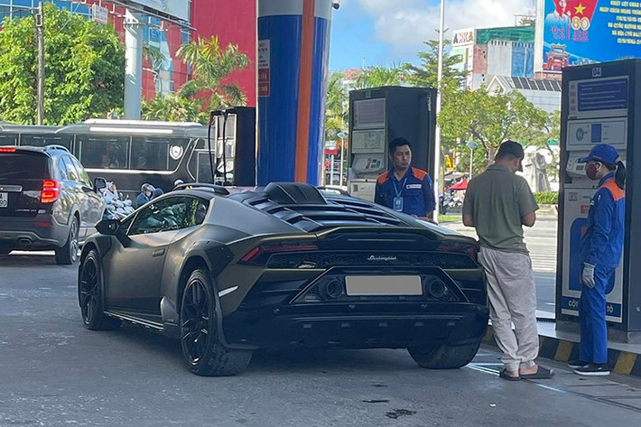 Đây là 1 trong 1.499 chiếc siêu xe Lamborghini Huracan Sterrato được sản xuất và bán ra trên toàn cầu, cũng là chiếc duy nhất ở Việt Nam hiện nay. Ấn tượng của chiếc siêu xe địa hình Lamborghini Huracan Sterrato đầu tiên về Việt Nam là màu xám quân đội.