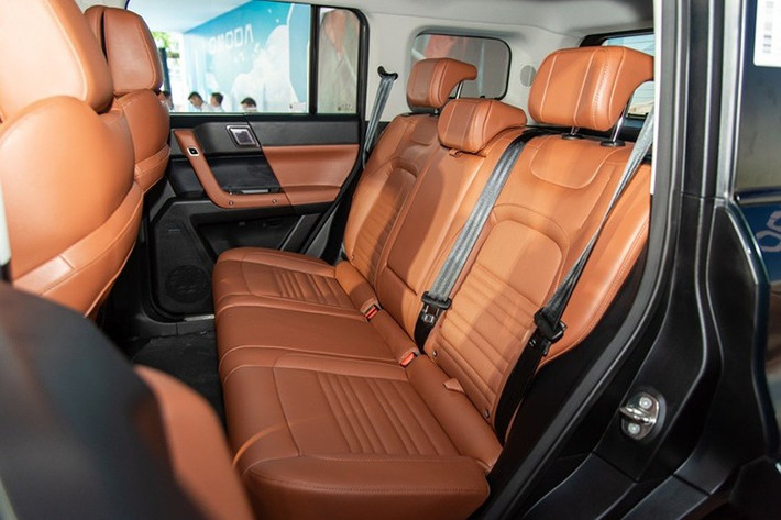 Jaecoo J6 AWD được trang bị 2 mô-tơ điện nằm trên 2 cầu, tạo ra công suất tổng cộng 275 mã lực và mô-men xoắn cực đại 385 Nm. Nhờ đó, xe có thể tăng tốc từ 0-100 km/h trong 6,5 giây và đạt tốc độ tối đa 150 km/h.