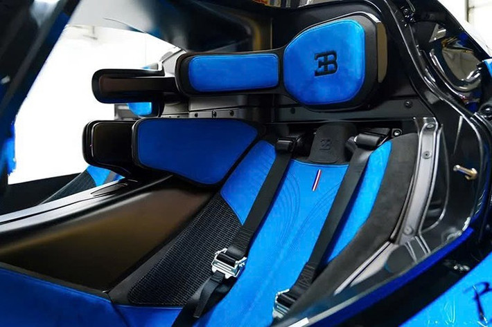 Vị CEO cũng lưu ý rằng kiến trúc của Bolide có nhiều điểm tương đồng với các mẫu xe Bugatti khác trên đường phố, đủ để việc chuyển đổi thành xe thương mại hợp pháp trở nên khả thi. Việc biến một chiếc xe đua chuyên dụng thành xe thương mại hợp pháp không phải là một việc dễ dàng.