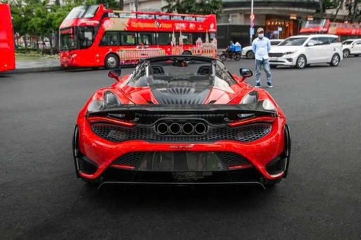 Đằng sau siêu xe McLaren 765LT Spider của doanh nhân Quốc Cường có cánh gió đuôi nâng cao hơn so với xe tiêu chuẩn, cản sau sửa đổi thiết kế hoàn toàn, cuối cùng, chính là điểm nhấn của bản McLaren 765LT Spider với 4 ống xả xếp thành hàng ngang, nhìn rất uy lực.