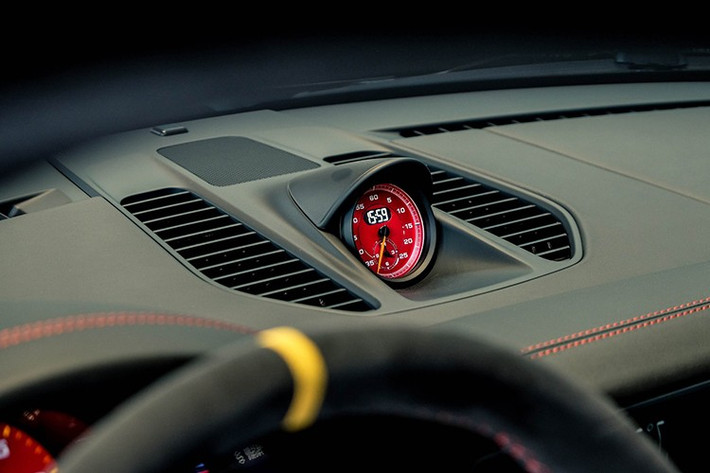 Sức mạnh trên siêu xe Porsche 911 GT2 RS sẽ đồng hành cùng hộp số PDK tự động 7 cấp thay vì trang bị thêm số sàn như xe Porsche 911 GT3 992 mà các đại gia Việt đang chơi.
