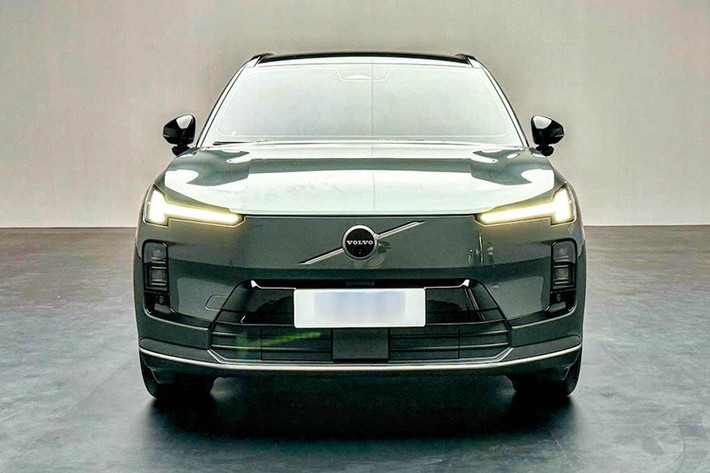 SUV hạng sang XC70 được sản xuất tại nhà máy của Volvo ở Thái Châu (Trung Quốc). Mẫu xe này sẽ được nhận đặt cọc trước tại Triển lãm ô tô Thành Đô vào ngày 27/8 và dự đoán sẽ sớm đến tay khách hàng Trung Quốc vào cuối năm nay.