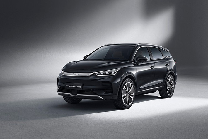 Tại Việt Nam, BYD đã trình làng mẫu Sealion 8 bản thuần điện vào tháng 4/2025. Trong thời gian tới, rất có thể xe cũng sẽ được bổ sung biến thể PHEV tiết kiệm nhiên liệu này.