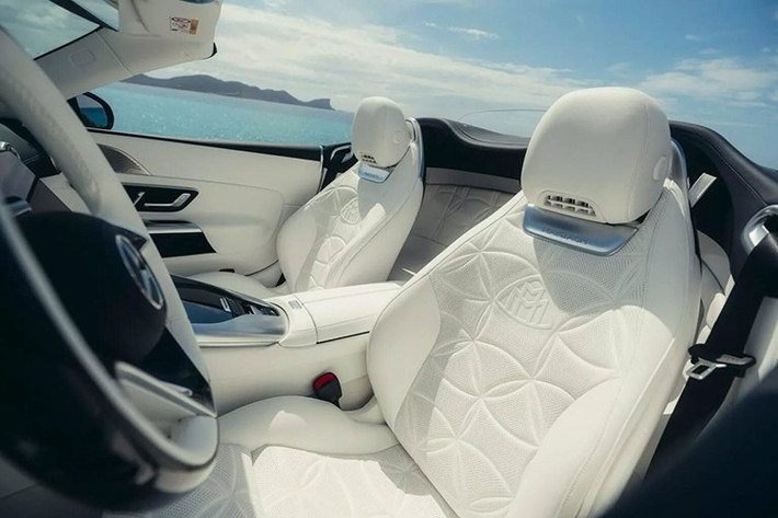 Mercedes-Benz không nói chính xác SL680 nặng hơn SL63 bao nhiêu. Nhưng chắc hẳn là rất nhiều vì hãng cho biết mất 4,1 giây để đạt 100 km/h cho Maybach, trong khi SL63 với cùng động cơ và công suất đầu ra chỉ mất 3,6 giây, và 3,9 giây cho SL55 470 mã lực. Tốc độ tối đa cũng giảm từ 315 km/h của SL63 xuống còn 260 km/h thông qua bộ giới hạn điện tử.