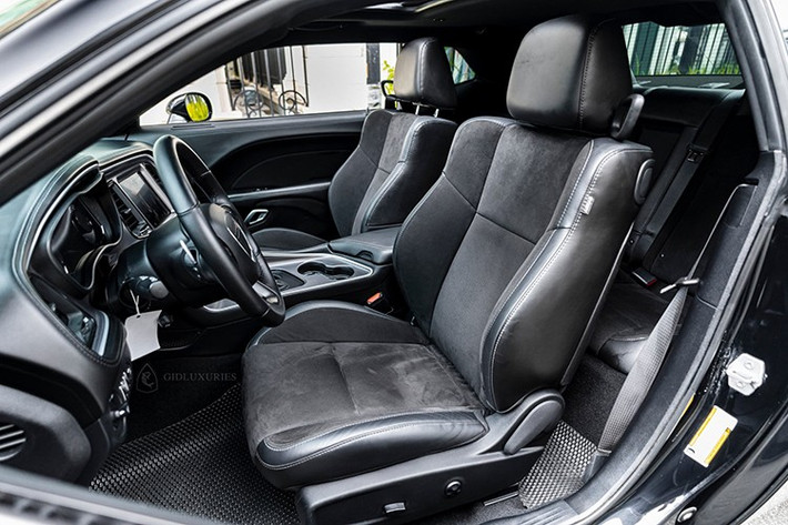 Dù là mẫu xe thể thao như Dodge Challenger GT vẫn trang bị một màn hình cảm ứng trung tâm với kích thước 8,4 inch, tích hợp hệ thống giải trí Sirius XM, Wifi 4G LTE, Bluetooth và đài AM/FM/Vệ tinh...