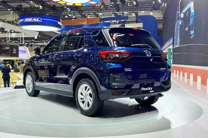 Về ngoại hình, Daihatsu Rocky e-Smart Hybrid sở hữu thiết kế gần như giống hệt phiên bản máy xăng thông thường. Daihatsu chỉ bổ sung logo e-Smart ở bên sườn và cửa cốp cho phiên bản hybrid của mẫu SUV hạng A này. Daihatsu Rocky e-Smart Hybrid được trang bị mặt ca-lăng đặc trưng với họa tiết dạng vảy tầng.