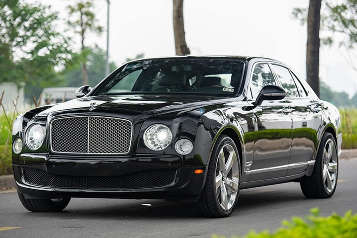 Tại thị trường Việt Nam có hàng chục chiếc xe siêu sang Bentley Mulsanne lăn bánh với đủ các phiên bản, đời xe, và trong đó, có đúng 1 chiếc thuộc bản Bentley Mulsanne Le Mans Edition, được đặt tên theo đường đua Mulsanne Straight of the Le Mans, nơi Bentley đã mang nhiều chiếc xe đua của mình đến đây để chinh phục nhiều cột mốc lịch sử.