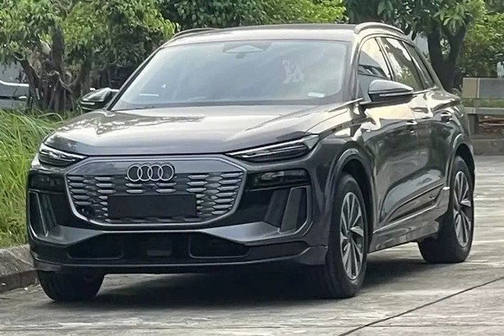 Mới đây, tại 1 trạm đăng kiểm khí thải ở Hà Nội đã có nhiều mẫu xe hot, chưa ra mắt thị trường Việt Nam tề tựu ở đây, động thái này là mở màn cho việc sắp trình làng với giới truyền thông cũng như các khách hàng trong nước, gây chú ý nhất chính là mẫu Audi Q6 e-tron 2025.