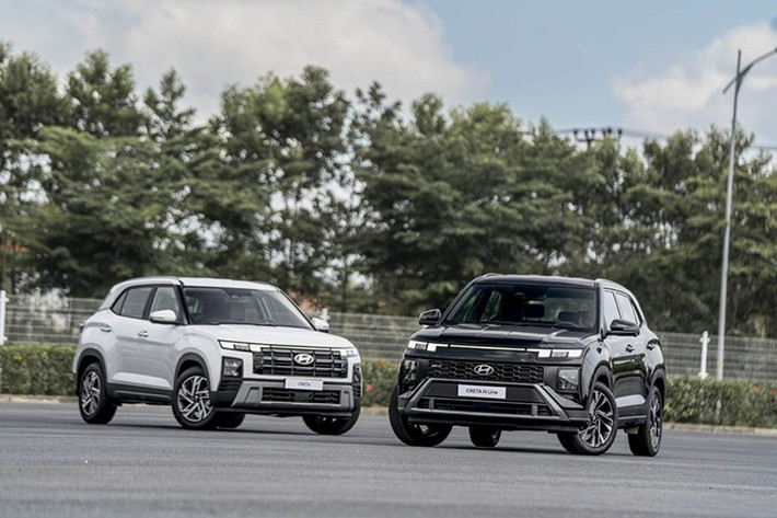 Hyundai Creta N Line Nếu người dùng đang tìm kiếm một mẫu SUV đô thị có diện mạo cá tính hơn nhưng vẫn đảm bảo vận hành dễ chịu, Hyundai Creta N Line có thể là gợi ý đáng cân nhắc. Với mức giá 715 triệu đồng, biến thể thể thao này chênh lệch nhẹ so với bản Cao cấp (705 triệu đồng), chủ yếu tập trung vào các tinh chỉnh về ngoại hình để tạo dấu ấn riêng.