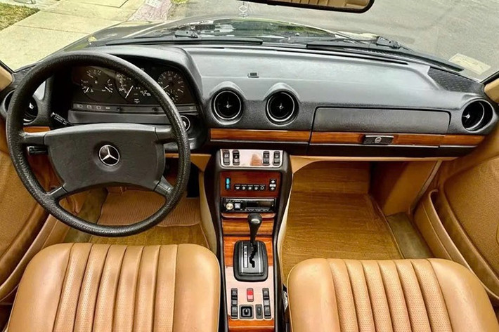 Công tơ mét của xe đo được khoảng 95.000 miles (khoảng153.000 km) tại thời điểm xe được bán. Chiếc xe được bảo dưỡng lần cuối vào tháng 8/2025.
