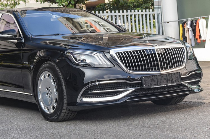 Mercedes-Maybach S650 Pullman được định danh là chiếc xe siêu sang chỉ dành cho các triệu phú, tỷ phú, các dân chơi muốn thể hiện khác biệt và tất nhiên các phiên bản sản xuất hàng loạt của Rolls-Royce hay Bentley là không thể sánh kịp.
