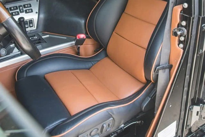 Cung cấp sức mạnh cho xe là động cơ diesel Duramax V8 tăng áp dung tích 6.6L, cho công suất 300 mã lực và mô-men xoắn cực đại đạt 705 Nm. Sức mạnh được truyền qua hộp số tự động 5 cấp, đảm bảo khả năng vận hành linh hoạt trên nhiều loại địa hình, từ đô thị đến rừng núi, sa mạc hay khu vực ngập nước.