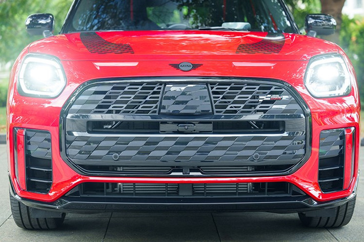 Mức giá xe MINI John Cooper Works Countryman ALL4 thế hệ mới bán ra chính hãng tại Việt Nam được niêm yết từ 2,789 tỷ đồng. Xe có tới 8 lựa chọn màu sơn ngoại thất, ngoài ra, khách hàng có thể cá nhân hóa ngoại thất với nhiều tùy chọn...