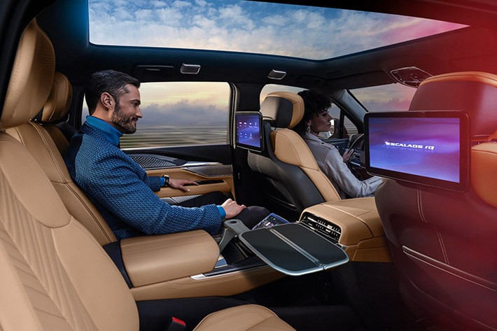 Màn hình tích hợp điều khiển bằng giọng nói, hỗ trợ kết nối Apple CarPlay và Android Auto. Vô-lăng mới tích hợp lẫy chuyển. Hệ thống đèn viền 128 màu. Ngoài ra, màn hình HUD là trang bị tiêu chuẩn trên các phiên bản ngoại trừ Luxury.
