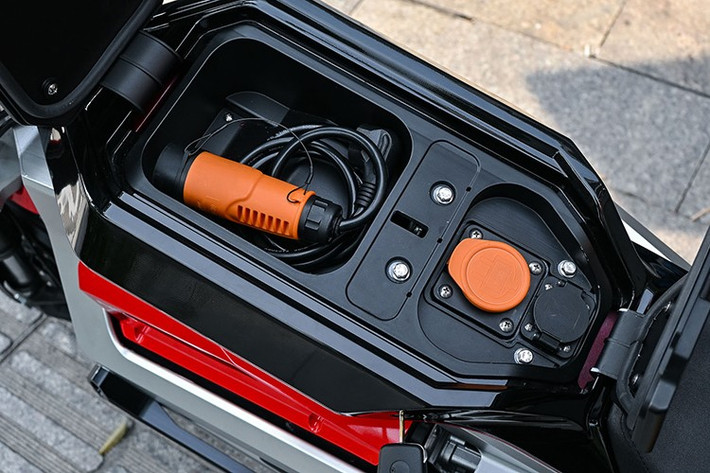 Về phong cách thiết kế của Nuen N1-S có tên gọi Urban Scrambler, tổng thể hao hao một chiếc môtô bụi bặm hoài cổ nhưng các chi tiết được cách tân mang hơi hướm tương lai. Điểm nhấn chính là khung sườn N1 kiểu liền khối (unibody), vừa đóng vai trò tăng độ ổn định khi vận hành, vừa tạo nên ngoại hình cơ bắp và mạnh mẽ cho chiếc xe điện 2 bánh.
