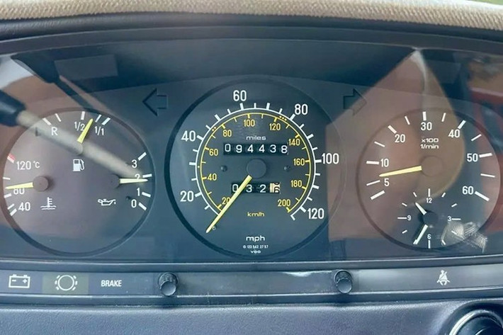 Chiếc Mercedes-Benz 300 CD đời 1985 tuyệt đẹp này đến từ một thời đại đã qua, khi mà những chiếc ôtô được chế tạo để trường tồn.