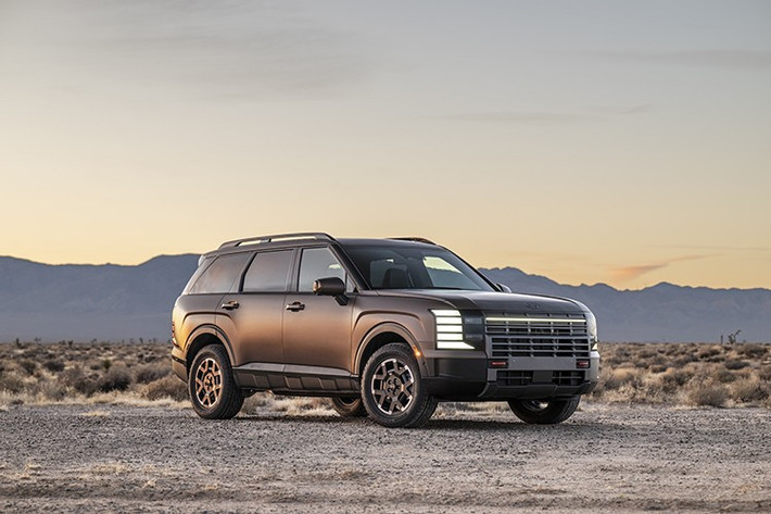 Phiên bản Calligraphy mang lại cho khách hàng sở hữu xe Hyundai Palisade 2026 các chi tiết ngoại thất mạ crôm và đen bóng. Mâm xe hợp kim 21 inch, đèn chào mừng năng động, hỗ trợ lái xe trên đường cao tốc 2, ốp thân xe cùng màu, hỗ trợ đánh lái tránh va chạm (Evasive Steering Assist)...