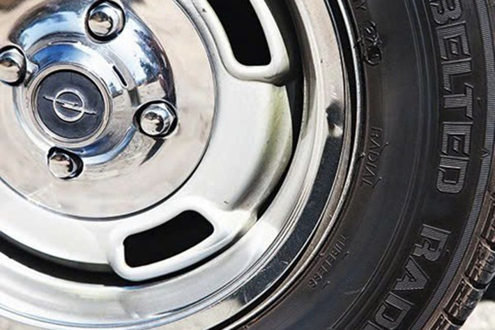 Opel GT thế hệ đầu tiên sản xuất từ năm 1968–1973, ra mắt như một bài tập về kiểu dáng vào năm 1965 tại các triển lãm ô tô Paris và Frankfurt. Chiếc xe sản xuất sử dụng các thành phần cơ khí từ Opel Kadett B đương thời và thân xe mui cứng hai cửa của nhà thầu Pháp Brissonneau & Lotz.