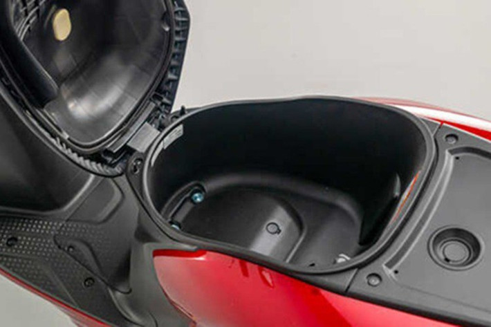Xe có đặc điểm chung của dòng xe tay ga, với cốp dưới yên vừa đủ để chứa một mũ bảo hiểm nửa đầu cùng một số vật dụng nhỏ khác. Tuy nhiên, điểm trừ là nắp bình xăng vẫn đặt dưới yên, gây chút bất tiện khi đổ xăng so với một số đối thủ cùng phân khúc.