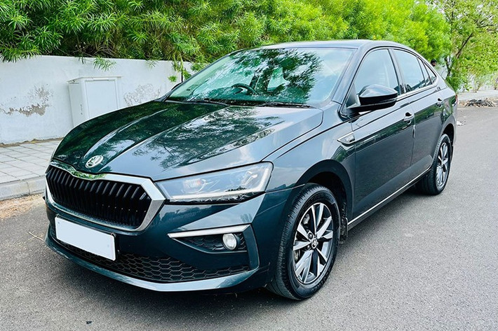 Theo thông tin từ đại lý, Skoda Slavia dự kiến có 4 phiên bản phân cấp từ thấp đến cao gồm: Active, Ambition, Style và Style có cửa sổ trời. Mức giá tạm tính cho bản tiêu chuẩn Active là khoảng 450 triệu đồng, trong khi phiên bản cao cấp nhất Style có cửa sổ trời dự kiến khoảng 530 triệu đồng. Các đại lý đã bắt đầu nhận cọc cho mẫu xe này.