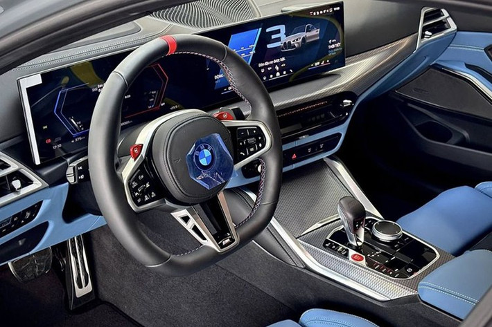 Tiến vào bên trong BMW M3 2024, người dùng sẽ bắt gặp vô lăng 3 chấu với thiết kế vát đáy thể thao mới. Vô lăng M này được bọc da với chấu cải tiến và vạch chỉ hướng 12 giờ màu đỏ. Trên vô lăng còn có 2 nút bấm M để chọn chế độ lái và chỉnh màn hình cong phía sau.