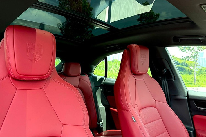 Porsche Macan EV có bảng đồng hồ kỹ thuật số với màn hình cong 12,6 inch và màn hình cảm ứng trung tâm 10,9 inch. Bên cạnh đó là màn hình giải trí 10,9 inch tùy chọn dành cho hành khách ngồi trên ghế phụ lái. Hành khách có thể dùng màn hình này để truy cập những tính năng như xem video hoặc định vị.