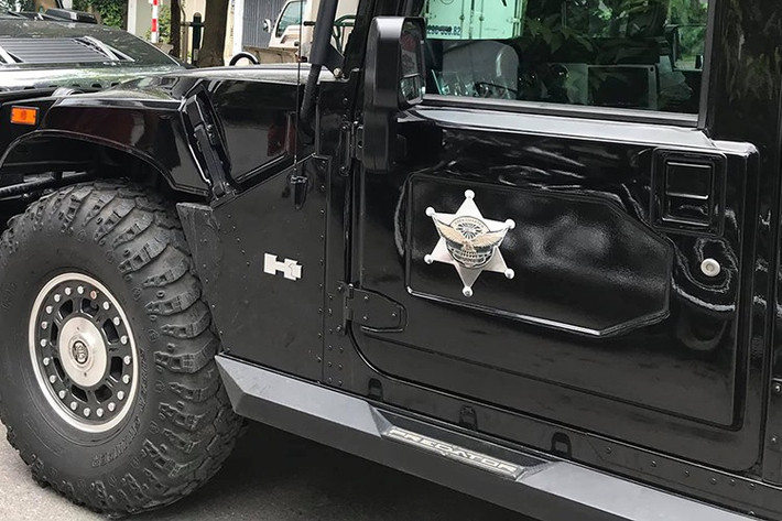 Hummer H1 có nhiều biến thể, bao gồm mui mềm, wagon và bán tải 4 cửa. Một số phiên bản hiếm gặp hơn như bán tải 2 cửa hay xe mui nghiêng 4 cửa cũng được phát triển dựa trên thiết kế nguyên mẫu của quân đội.