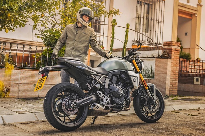 Ngoài ra xe còn có đèn pha LED tròn có nhiều nét tương đồng với Honda CB650R, với bản TT được bao phủ bởi quây gió đã đề cập ở trên. Mẫu xe này cũng có một tấm ốp gầm bên dưới động cơ và một cấu hình yên phẳng hơn, được cho là gợi nhớ tới những chiếc xe đua năm xưa.