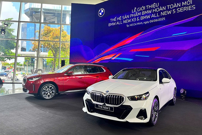 BMW 5-Series 2025 tại Việt Nam hứa hẹn là đối thủ đáng gờm trong phân khúc sedan hạng sang cỡ trung. Xe sử dụng nền tảng khung gầm CLAR mới, chiều dài tăng 86,4 mm lên mức 5.060 mm, trục cơ sở cũng dài hơn, mang lại không gian nội thất rộng rãi hơn.