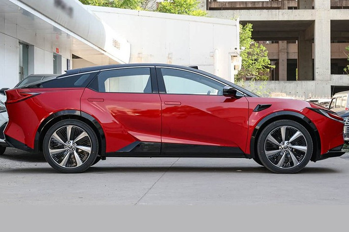 Động thái này cho thấy Toyota đang tích cực nội địa hóa công nghệ cốt lõi tại Trung Quốc nhằm đáp ứng kỳ vọng ngày càng cao của người tiêu dùng và cạnh tranh trực tiếp với các hãng xe điện nội địa. Theo đó, Toyota bZ5 sẽ có ba tùy chọn phạm vi hoạt động theo tiêu chuẩn CLTC.