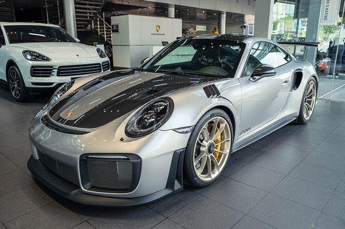 911 GT2 RS là chiếc xe Porsche thương mại mạnh nhất cũng như việc trải nghiệm cảm giác lái rất thú vị ngay từ khi ra mắt, tuy nhiên giờ đây, mẫu xe này đã bị xe đua đường phố Porsche 911 GT3 thế hệ 992 làm lu mờ sức ảnh hưởng.