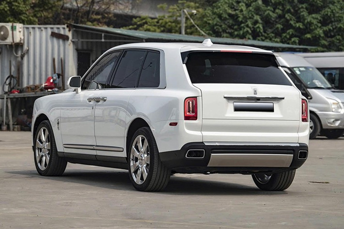 Cụ thể là chiếc SUV siêu sang Rolls-Royce Cullinan trong bài viết này có giá chào bán chỉ hơn 11 tỷ đồng, xe sản xuất 2019, và chạy hơn 5 vạn km. Mức giá của chiếc Rolls-Royce Cullinan này khá tốt, xe còn được mệnh danh là "viên kim cương di động" đắt nhất thế giới do Cullinan còn được biết đến với tên gọi viên kim cương 3.106 carat đẹp không tì vết nằm trên vương miệng Crown Jewels của Nữ hoàng Anh.