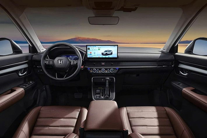 Bên trong mới là nơi tạo nên sự khác biệt cho Honda CR-V Global 30th Anniversary Edition. Tại đây, xe được trang bị bảng đồng hồ kỹ thuật số 10,2 inch, màn hình thông tin giải trí 12,3 inch và cửa sổ trời toàn cảnh. Trong khi đó, Honda CR-V tại thị trường Mỹ chỉ có màn hình cảm ứng trung tâm 9 inch và bảng đồng hồ kỹ thuật số 7 inch ở các bản thấp hơn.